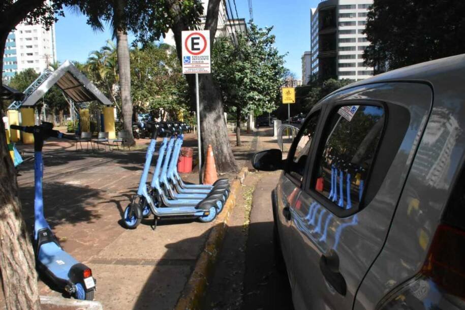 Prefeitura de Campo Grande ignora obstrução de vagas para PCDs com patinetes