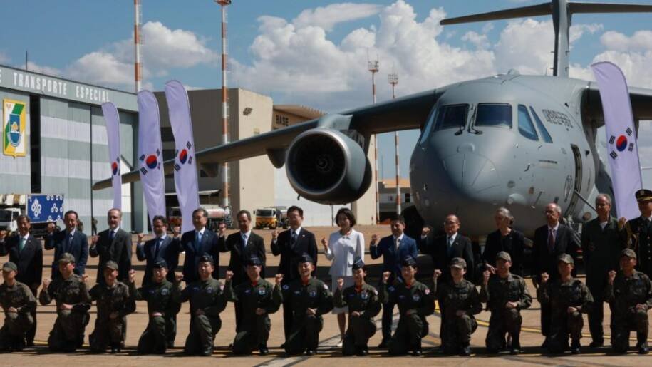 Presidente Lee Jae-myung inspeciona KC-390, maior avião militar do Brasil