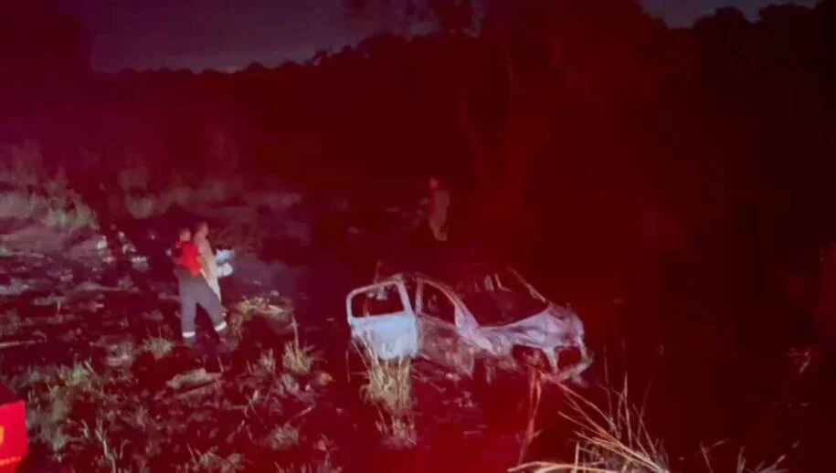 PRF persegue motorista de Fiat Uno recheado com 300 kg de maconha até incêndio
