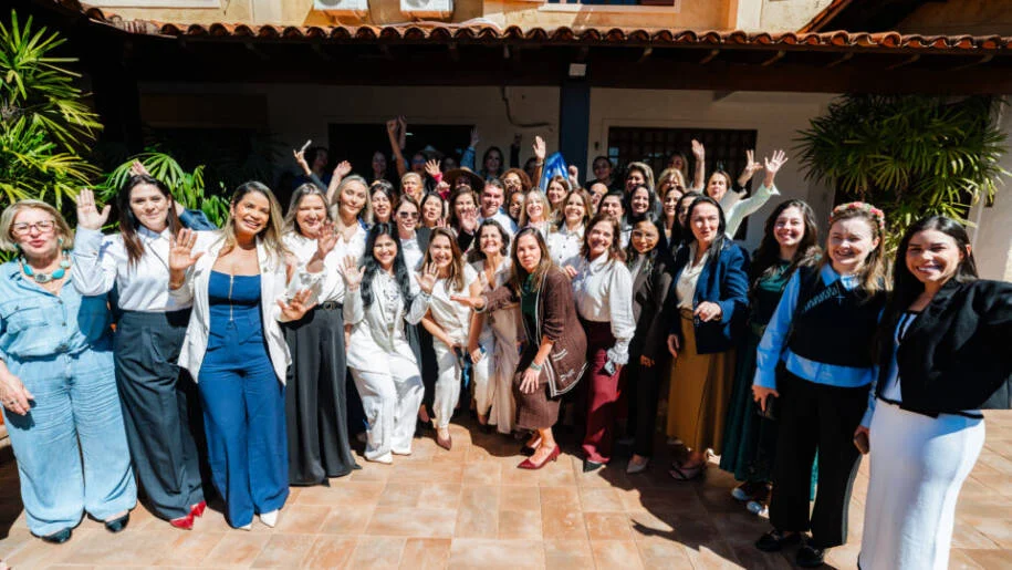 Priscila Costa marca presença em evento de Flávio Bolsonaro após crise familiar