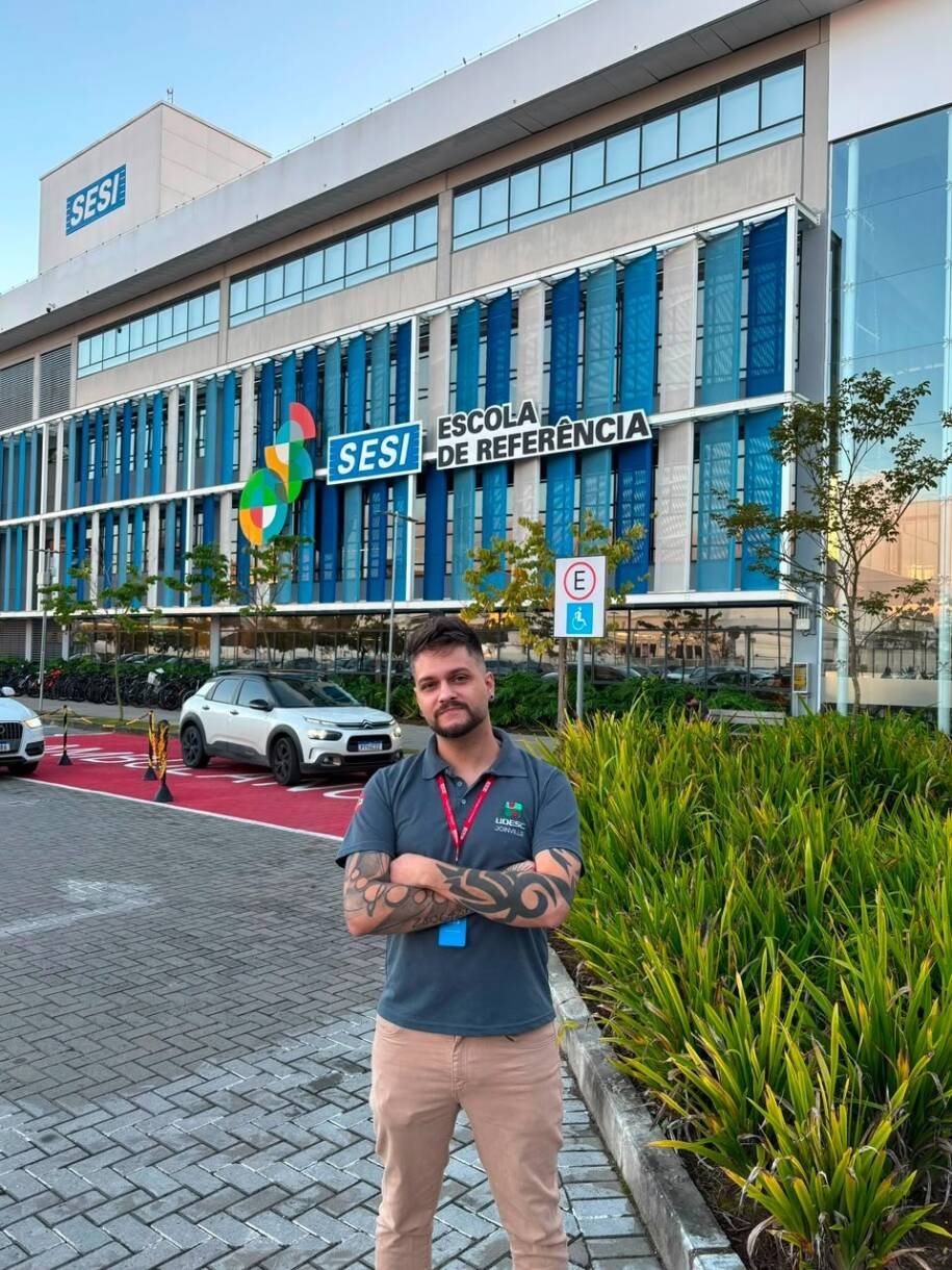 Professor Marcus Vinicius da Escola SESI Moinho de Referência embarca para a China