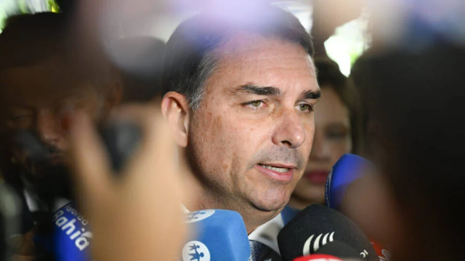 PT aciona TSE contra Flávio Bolsonaro por declarações sobre urnas eletrônicas