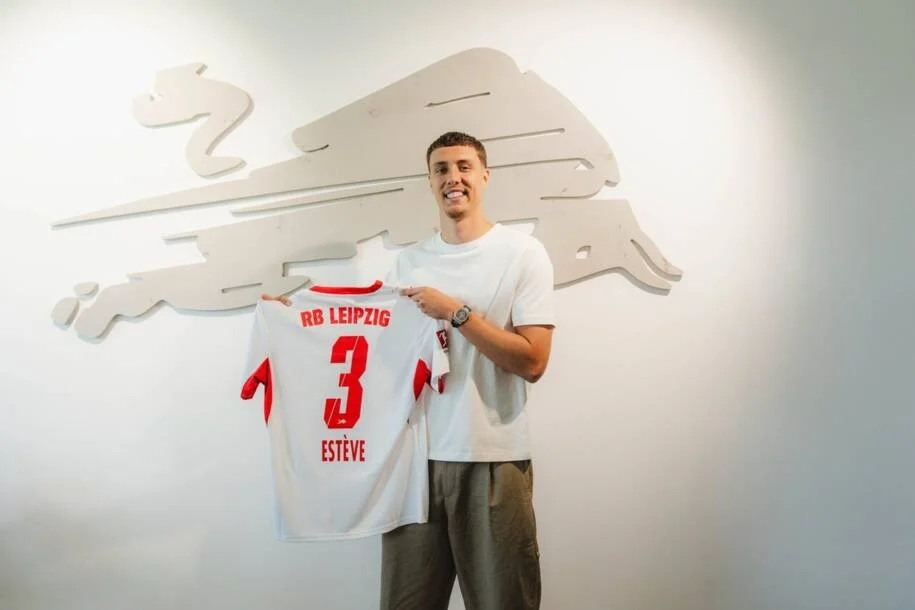 RB Leipzig contrata Maxime Estève, ex-Burnley, em contrato de cinco anos