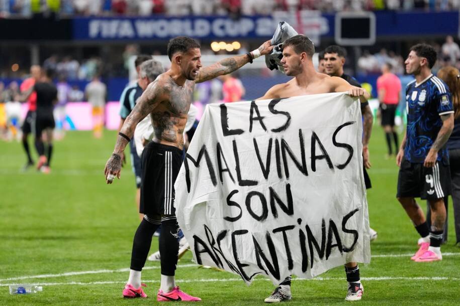 Reino Unido exige investigação da Fifa após Argentina exibir faixa polêmica