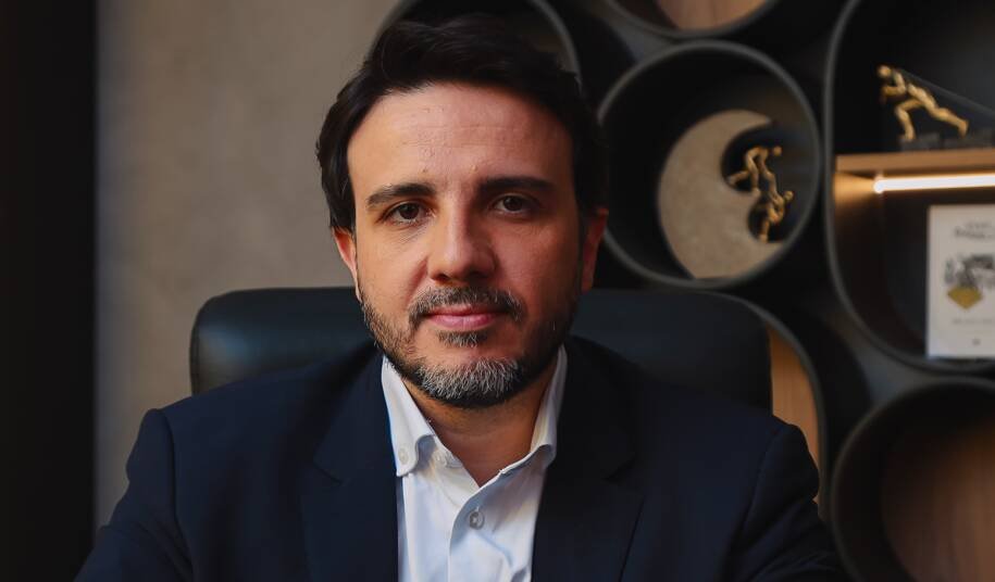 Renan Santos critica Flávio Bolsonaro e denuncia promessa de celulares como ilusão