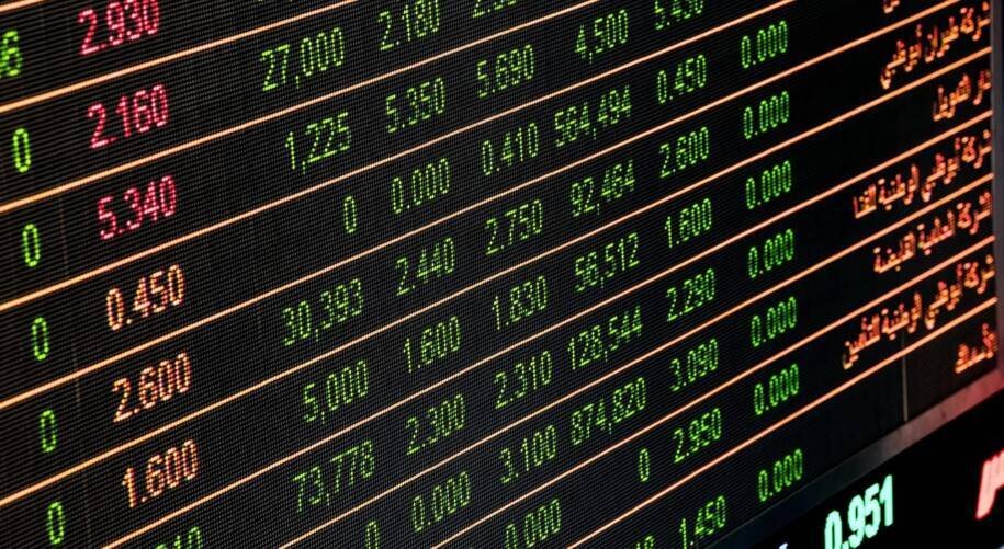 Renúncia de Rachel Reeves causa queda no FTSE 100 enquanto DAX e CAC 40 sobem