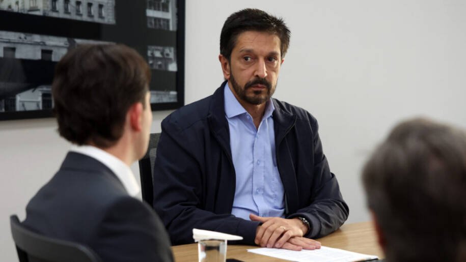 Ricardo Nunes promete recorrer após decisão judicial que credencia Uber mototáxi