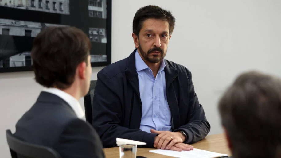Ricardo Nunes promete recorrer após decisão judicial que credencia Uber mototáxi