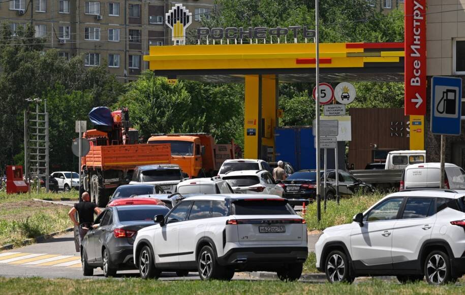 Rússia enfrenta crise de gasolina com produção a 65% e déficit alarmante