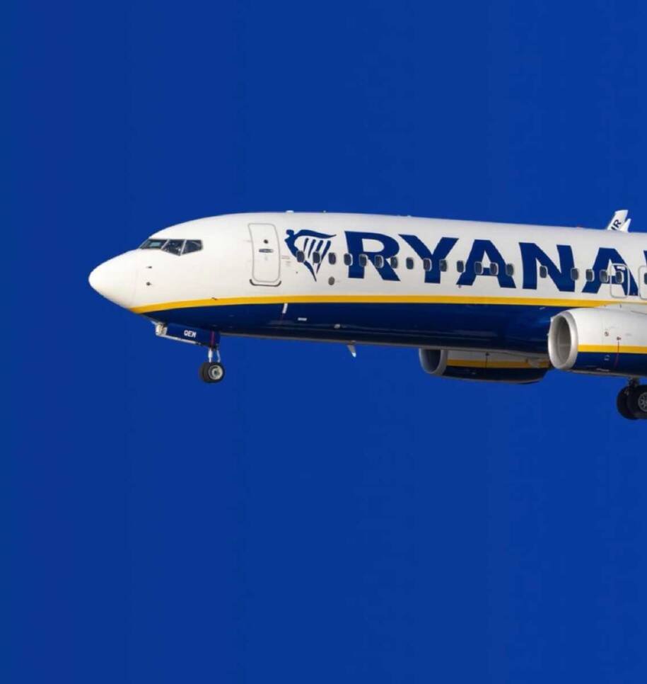 Ryanair enfrenta pânico após janela se desprender e passageiro ser sugado