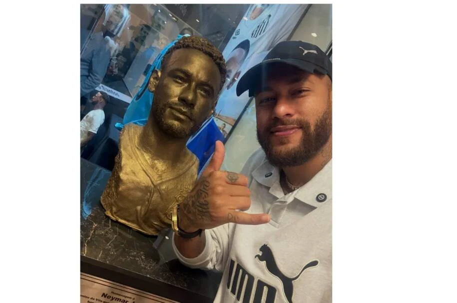 Santos homenageia Neymar com busto e estátua em cerimônia emocionante