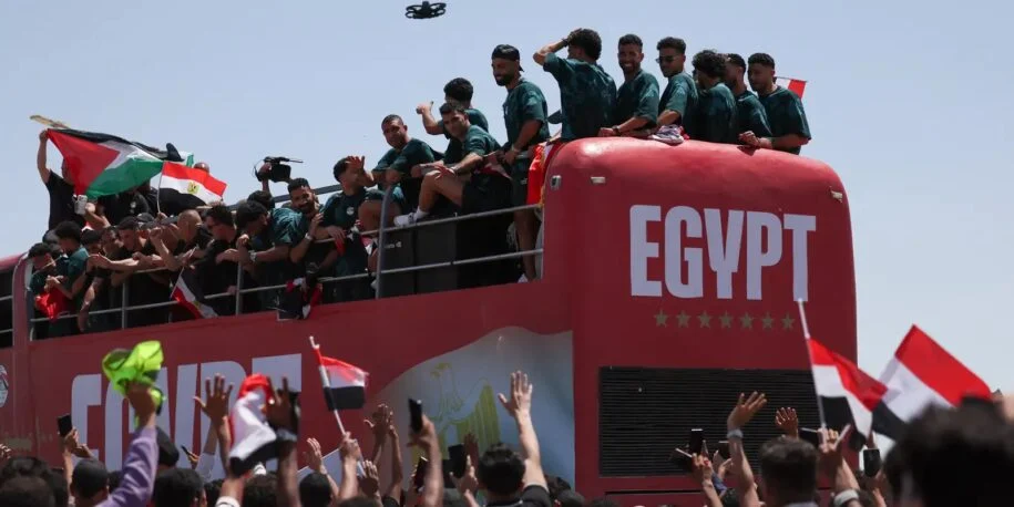 Seleção Egípcia retorna como heróis após melhor campanha em Copas do Mundo