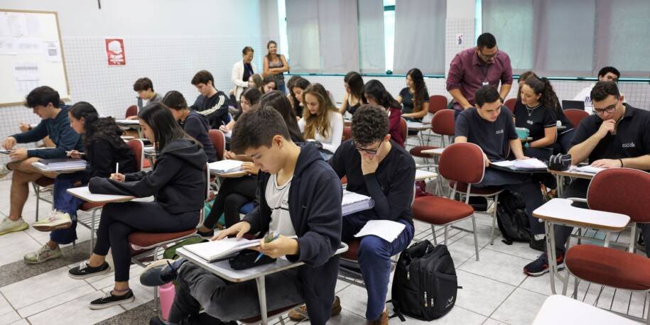 Senado aprova inclusão de educação financeira no currículo escolar e gera polêmica