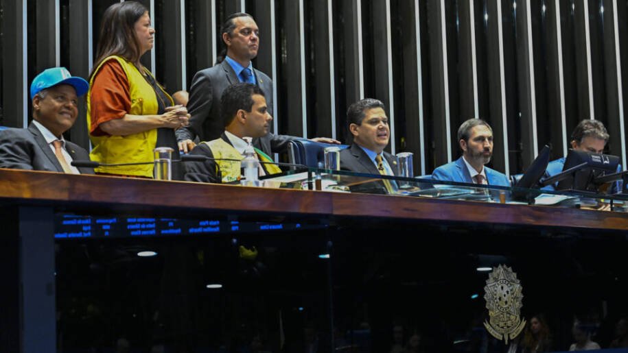 Senado aprova PEC da aposentadoria especial e governo Lula enfrenta crise financeira