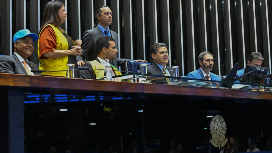 Senado aprova PEC da aposentadoria especial e governo Lula enfrenta crise financeira
