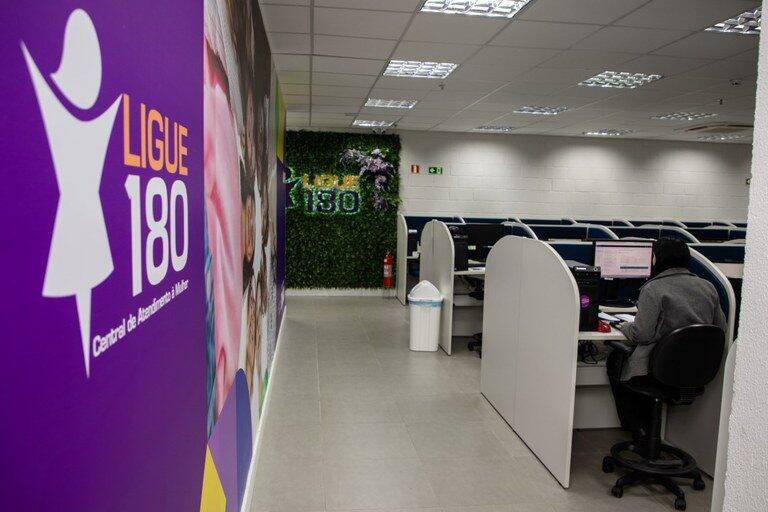 Senado aprova Projeto de Lei que amplia divulgação do Ligue 180 para mulheres