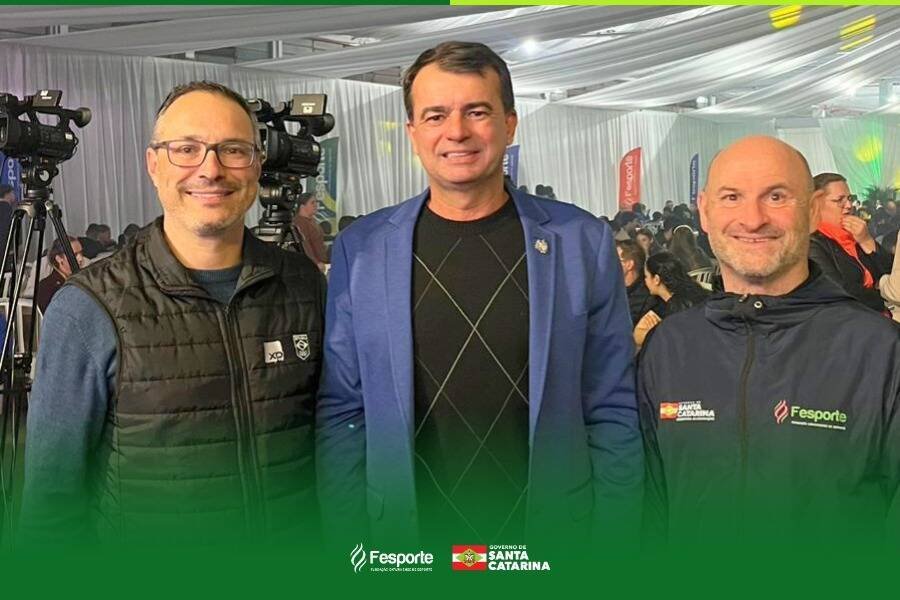 Sinthia Felicetti acende pira olímpica na abertura dos Jesc em São Miguel do Oeste