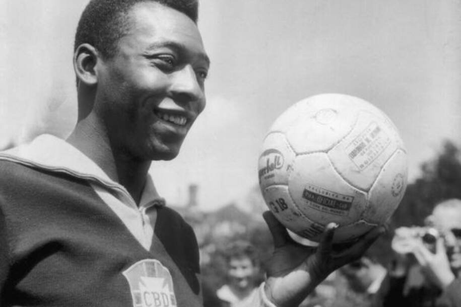 Sotheby's leiloa camisa de Pelé por R$ 25 milhões e marca novo recorde