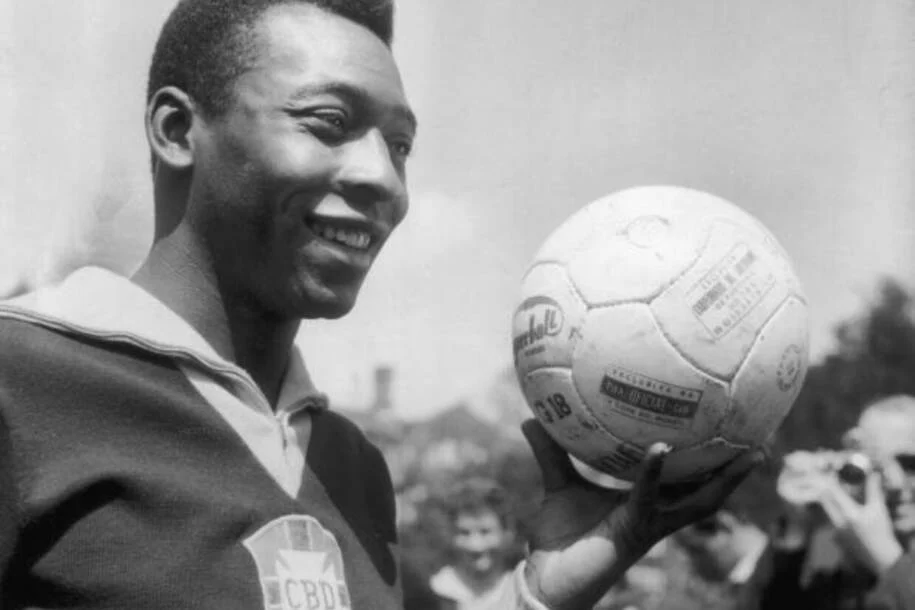 Sotheby’s leiloa camisa de Pelé por R$ 25 milhões e marca novo recorde