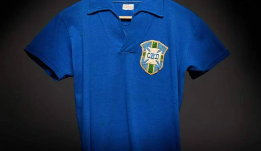 Sotheby’s leiloa camisa de Pelé por R$ 25 milhões e quebra recordes históricos