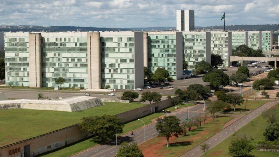 Tabeliães e Judiciário dominam patrimônios altos no Imposto de Renda 2026
