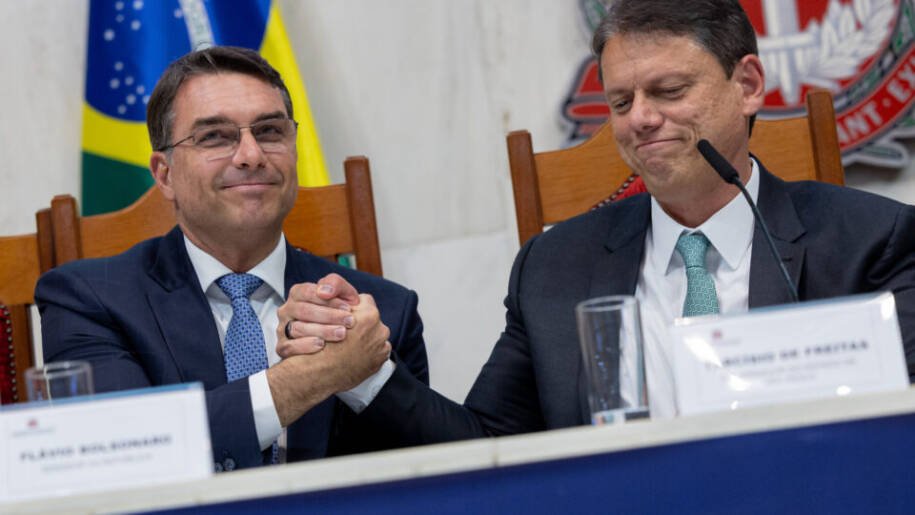 Tarcísio de Freitas e outros governadores apoiam Flávio Bolsonaro em meio a crises
