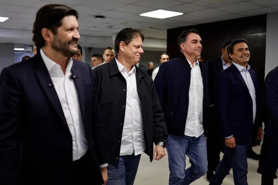Tarcísio de Freitas elogia Bolsonaro e apoia Flávio na convenção em SP