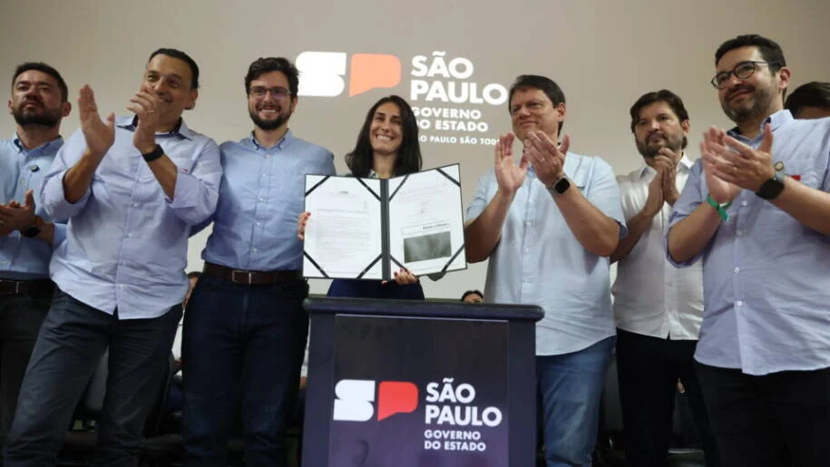 Tarcísio de Freitas revela plano de governo com 196 páginas e foco em segurança