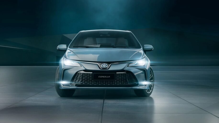 Toyota reduz preço do Corolla Hybrid e desafia BYD Dolphin com desconto incrível