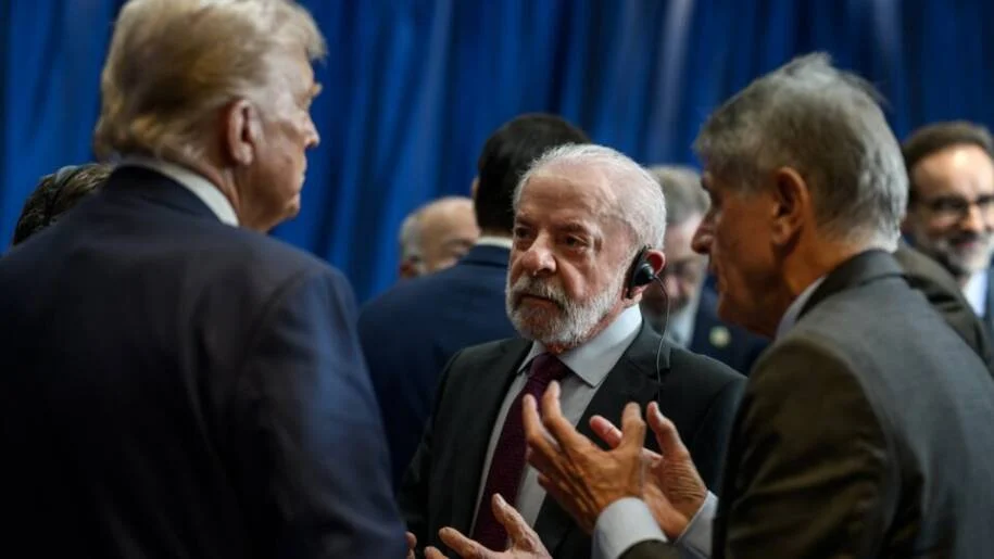 Trump impõe taxa de 25% sobre produtos brasileiros e atinge Lula em crise