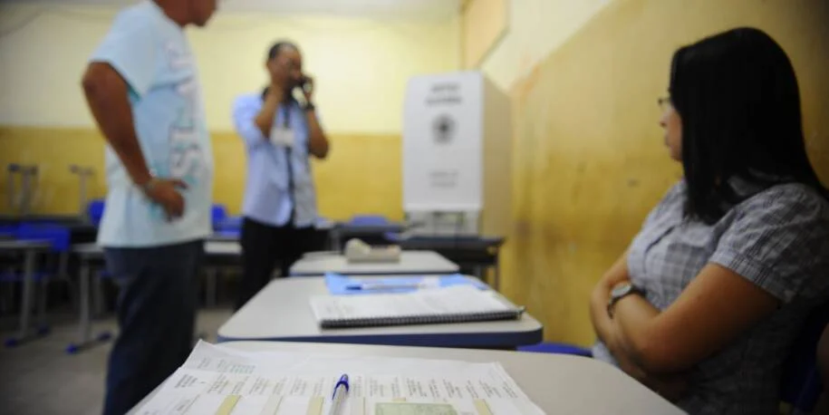 TSE confirma mesários essenciais nas eleições de 2026, garantindo transparência