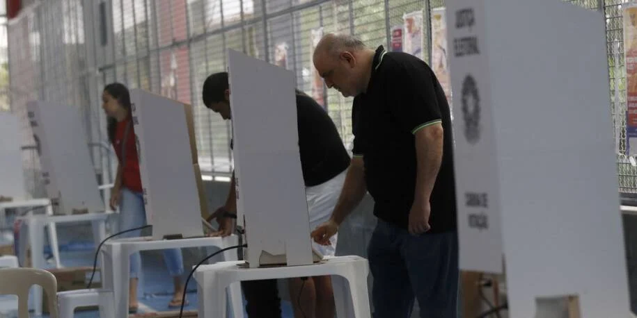 TSE defende urnas eletrônicas enquanto Brasil nega vistos a EUA para monitoramento