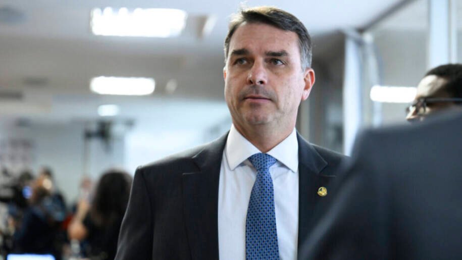 TSE pode multar Flávio Bolsonaro em até R$ 25 mil por carta de Jair Bolsonaro