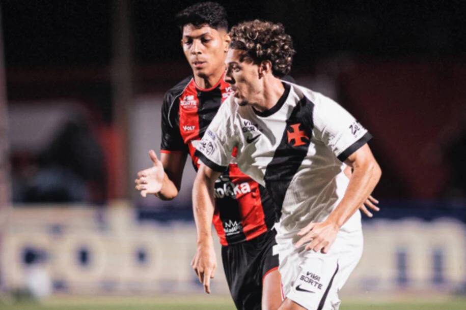 Vitória vence Vasco por 1-0 com gol de Renato Kayzer e respira no Brasileirão