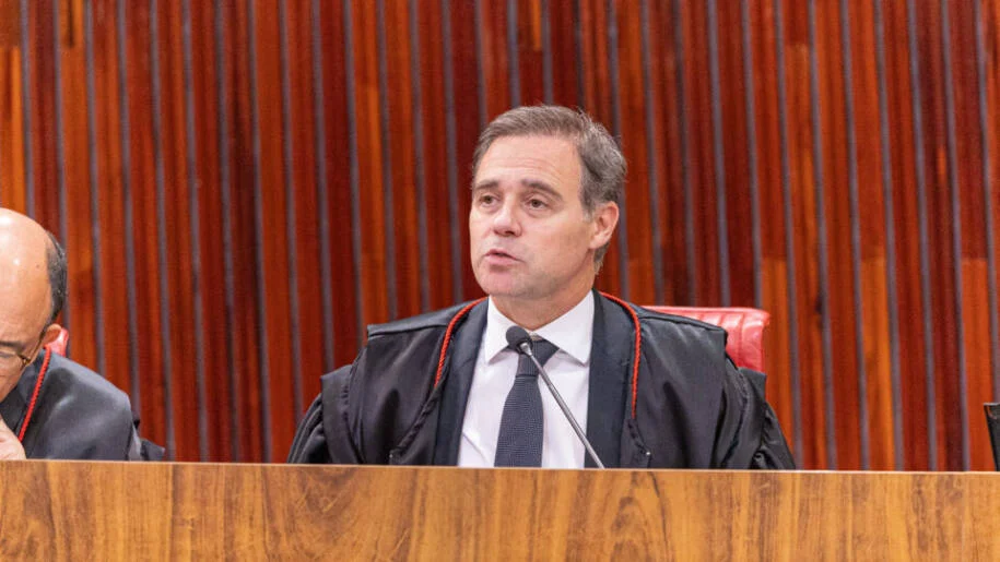 André Mendonça determina remoção de deepfake que liga Flávio a Vorcaro em 24h