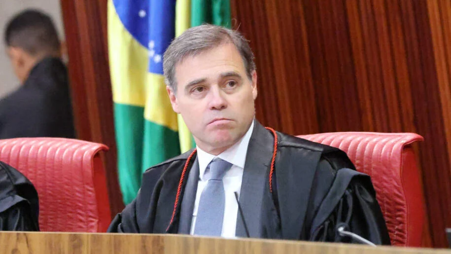 André Mendonça ordena remoção de pedidos de voto de Lula antes da eleição