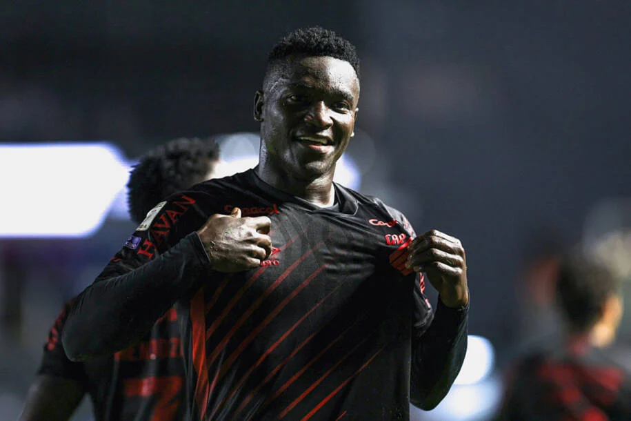 Athletico Paranaense atropela Santos na Vila e se recupera após queda na Copa do Brasil