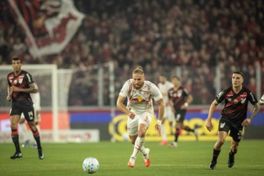 Athletico Paranaense empata com Red Bull Bragantino em partida emocionante no PFC