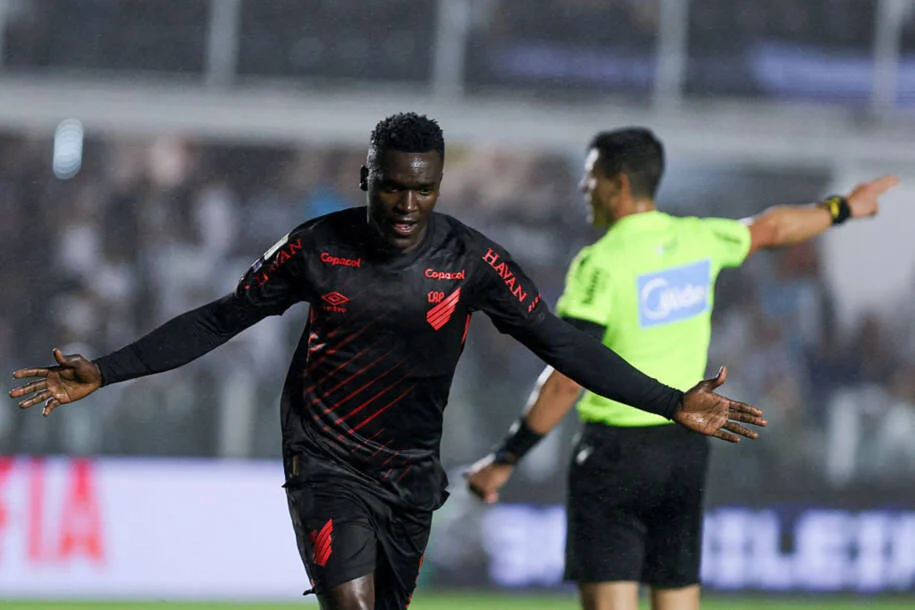 Athletico Paranaense vence Santos e mantém 3ª colocação sem queda psicológica