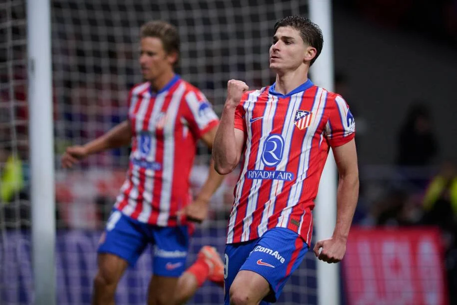 Atlético de Madrid nega venda de Julián Álvarez ao Barcelona após ausência por saúde