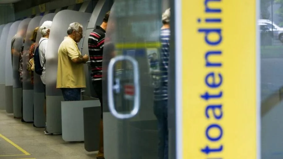 Bancários anunciam paralisação de 24 horas após propostas insuficientes da Fenaban