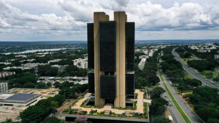 Banco Central reduz Selic para 14% ao ano e alerta sobre riscos de preços