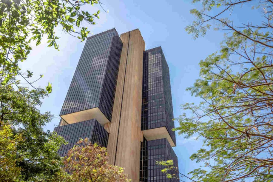Banco Central sinaliza corte na Selic, mas incertezas econômicas persistem