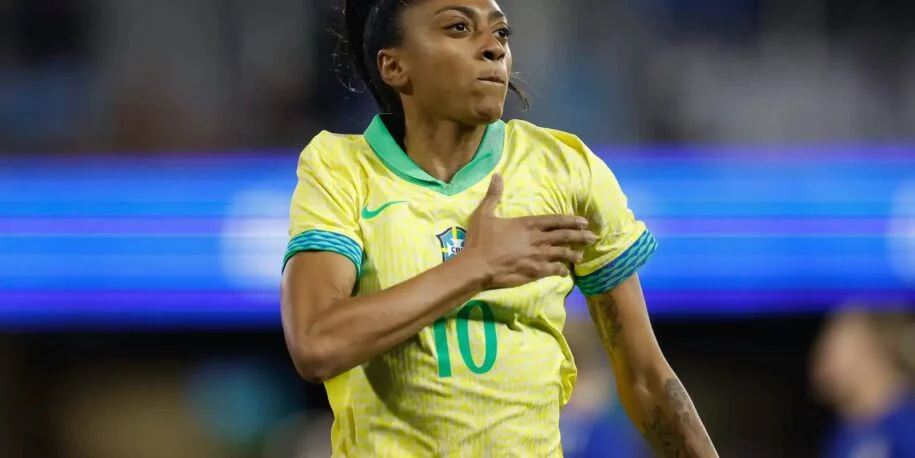 Barcelona contrata Kerolin por 1,2 milhão de euros e quebra recorde no Brasil