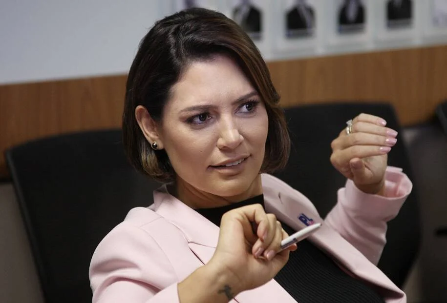 Bia Kicis anuncia candidatura de Michelle Bolsonaro ao Senado enquanto ex-presidente enfrenta restrições