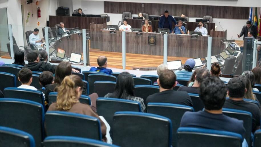 Câmara de Vereadores de Balneário Camboriú aprova faixas iluminadas e altera Professor Nota Dez
