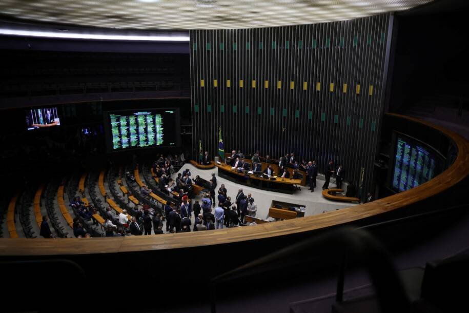 Câmara dos Deputados acelera votação de PLP sobre combustíveis em meio a tensão