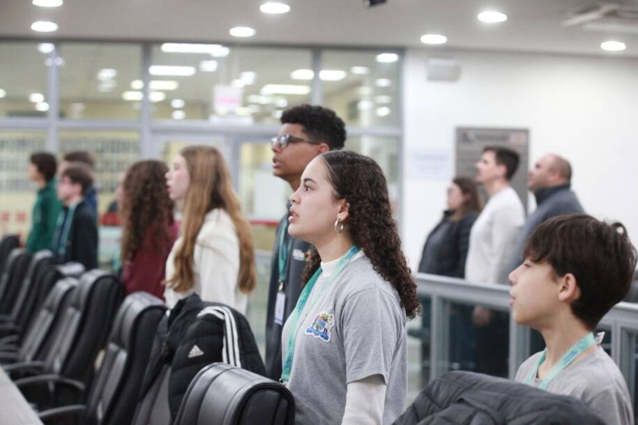 Câmara Mirim de Blumenau aprova Programa Escola Sustentável e debate mielomeningocele