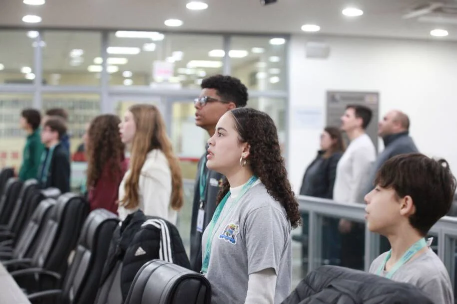 Câmara Mirim de Blumenau aprova Programa Escola Sustentável e debate mielomeningocele