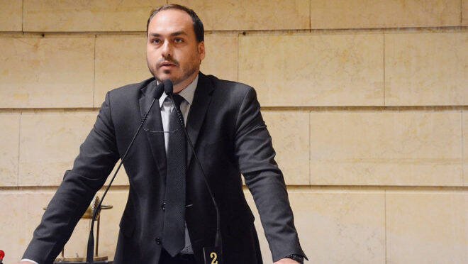 Carlos Bolsonaro é lançado ao Senado por SC em convenção tensa com vídeo do pai
